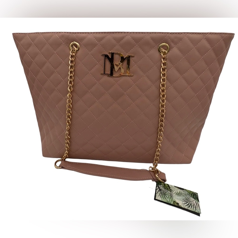 BADGLEY MISCHKA BLUSH NWT
LARGE QUILTED TOTE BAG w Gold Hardware ❤️